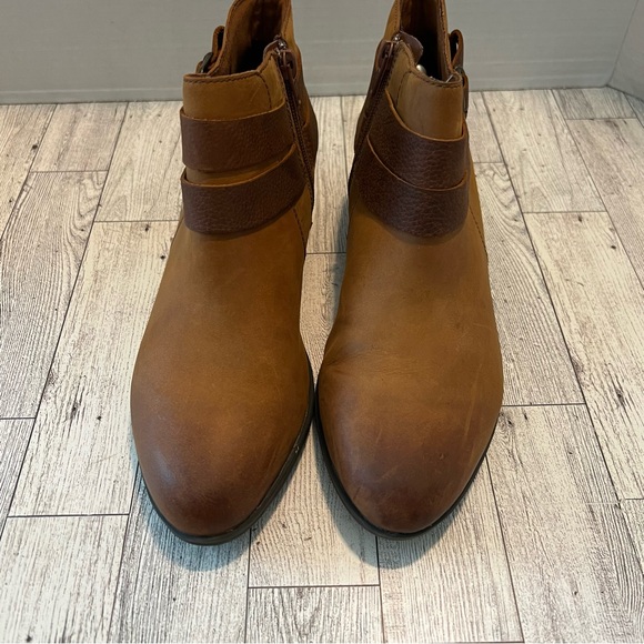 Clarks Addiy Cora tan Brown nubuck ankle Boots Distressed  strap buckle 8.5M Zip - Picture 3 of 13